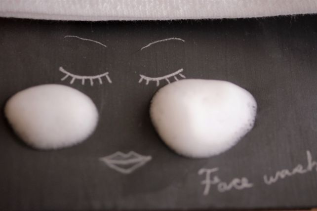 雪のように透き通る思わすキスしたくなる肌に